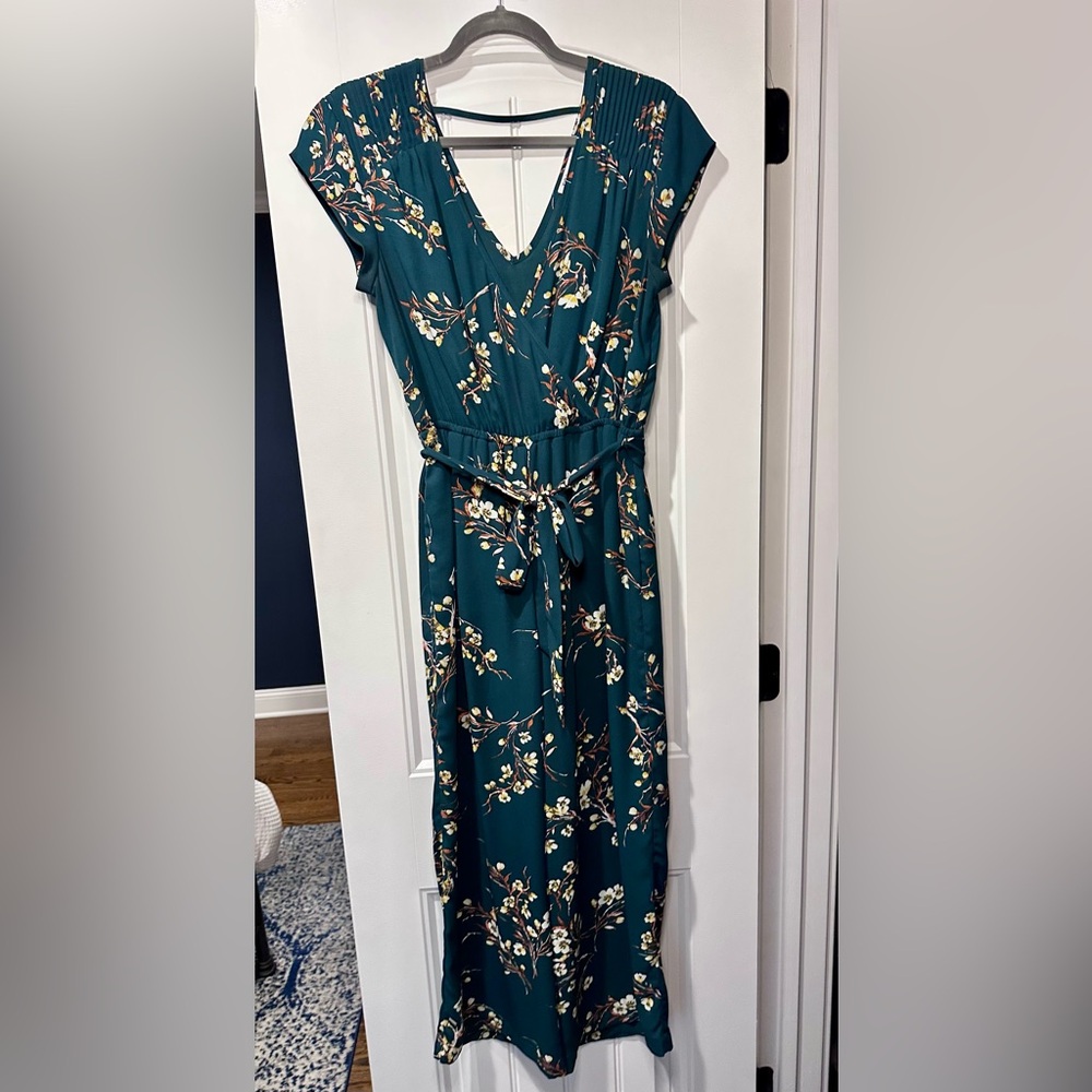 Dressy cropped dark green floral pattern jumpsuit. Size Small